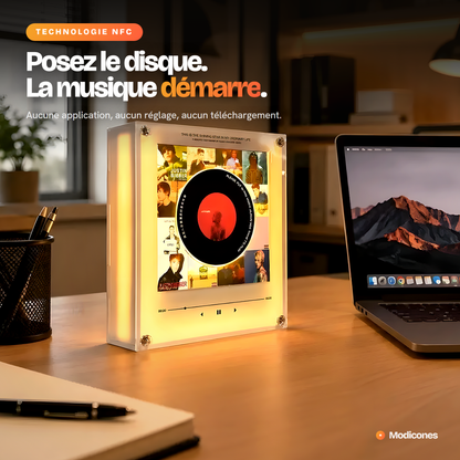 Mini platine vinyle lumineuse posée sur un bureau, disque en lecture
