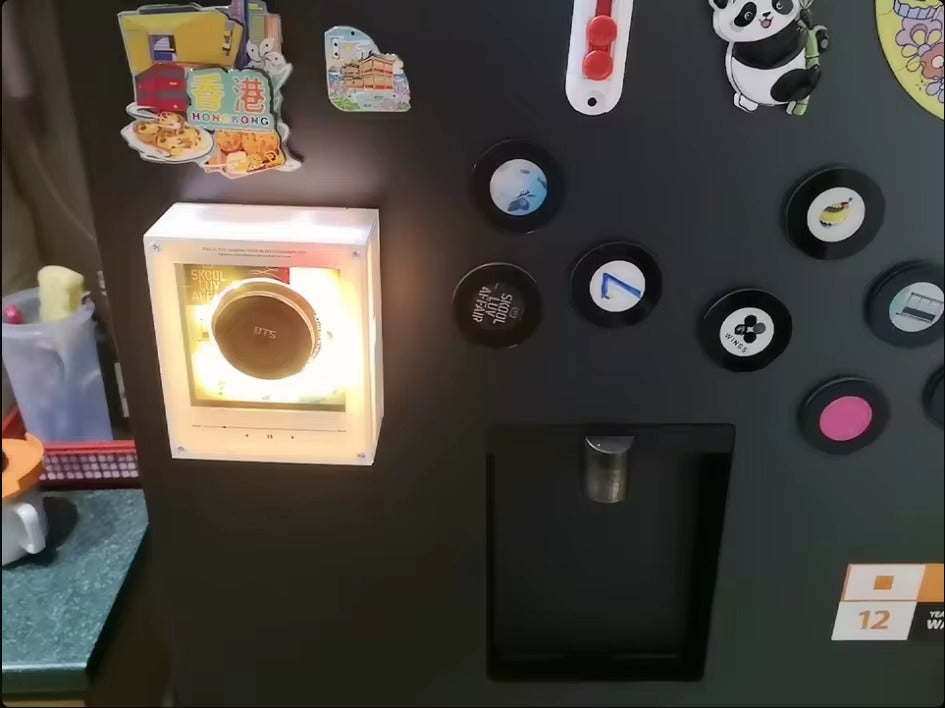 Le vinyle NFC aimanté sur la porte du frigo, parmi les magnets