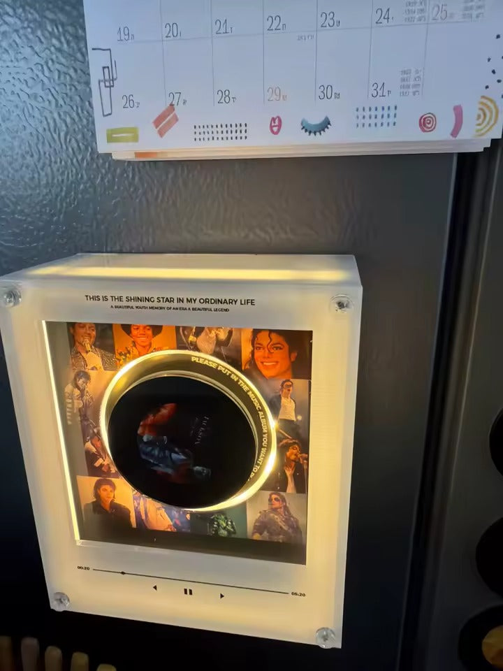 Gros plan sur le vinyle NFC allumé, aimanté sur le frigo