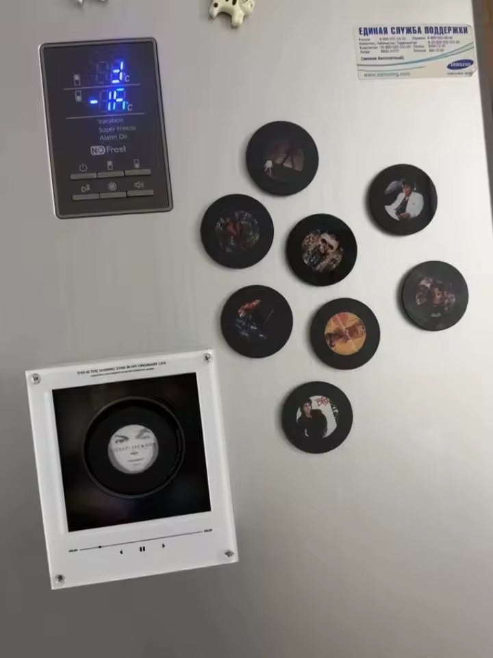 Le vinyle NFC et ses disques disposés sur la porte du frigo